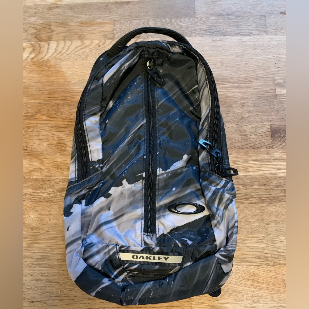 Oakley “essential sling” one strap backpack, NWT